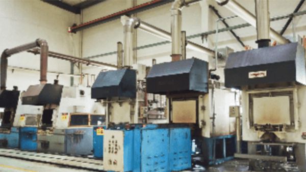 Controlled-atmosphere carburizing furnace